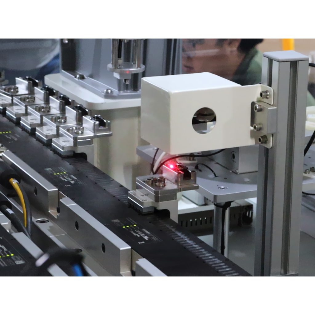 Mesh feeding system inside the all-in-one automated assembly station